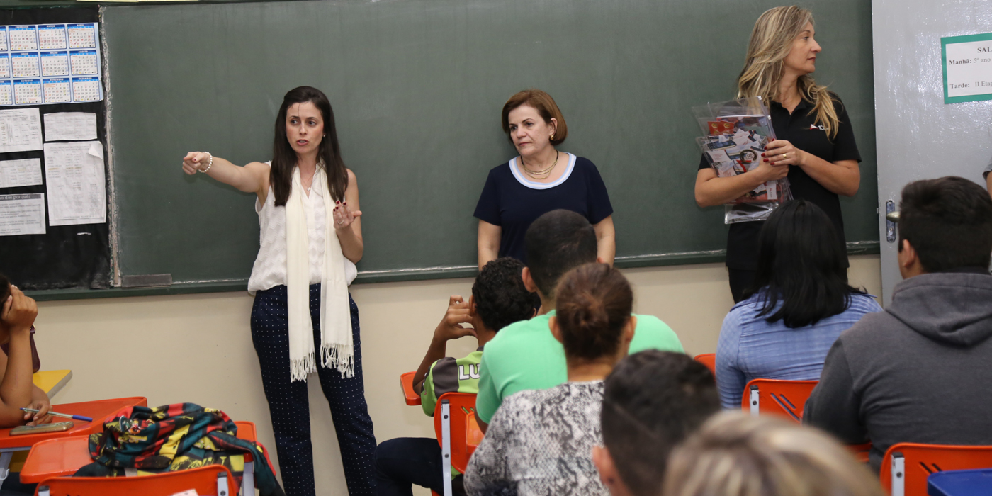 A procuradora Cristina Melo e a coordenadora da Ouvidoria do Tribunal, Patrícia Cortez, foram à sala de aula (Foto: Alda Clara) 
